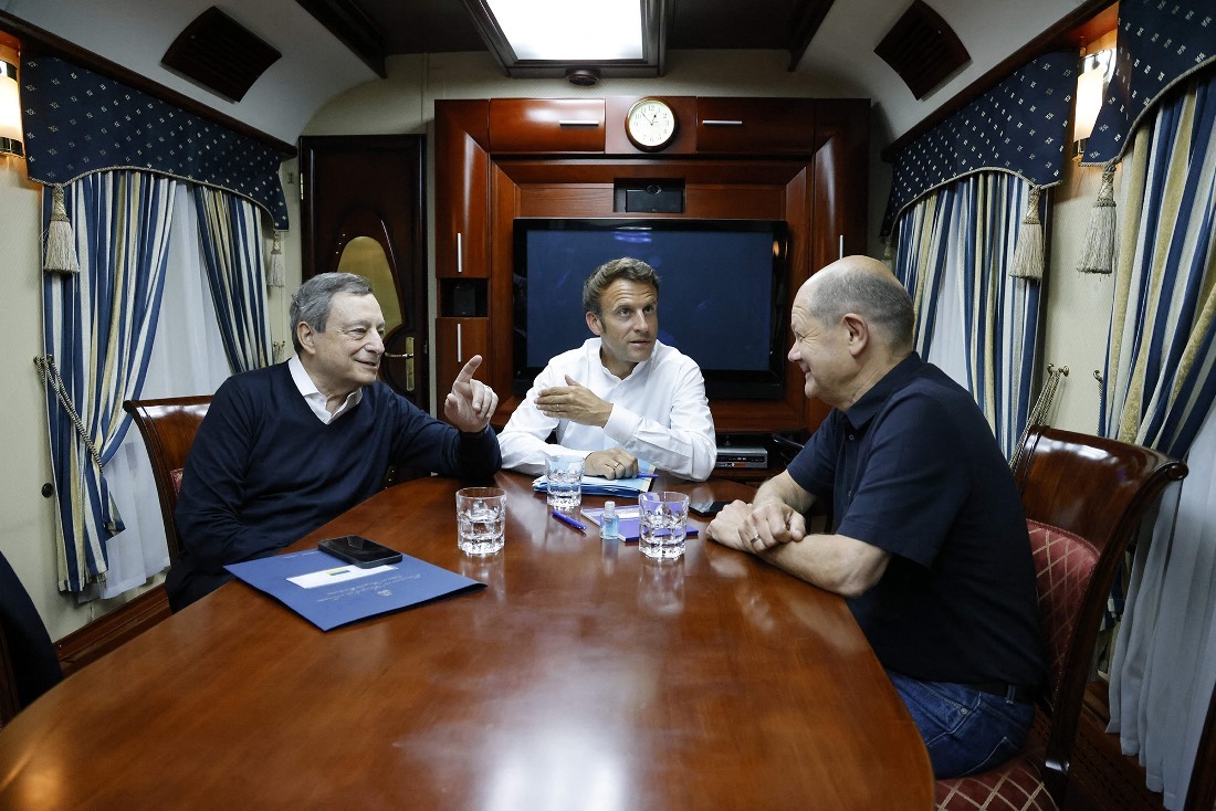 ポーランドからキーウに向かうマクロン大統領（中央）、ショルツ首相（左）、ドラギ首相。列車に乗って移動＝１６日/Ludovic Marin/AFP/Getty Images