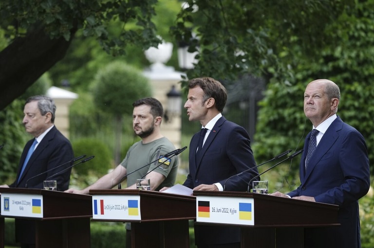 左からイタリアのドラギ首相、ウクライナのゼレンスキー大統領、フランスのマクロン大統領、ドイツのショルツ首相/Kay Nietfeld/picture-alliance/dpa/AP
