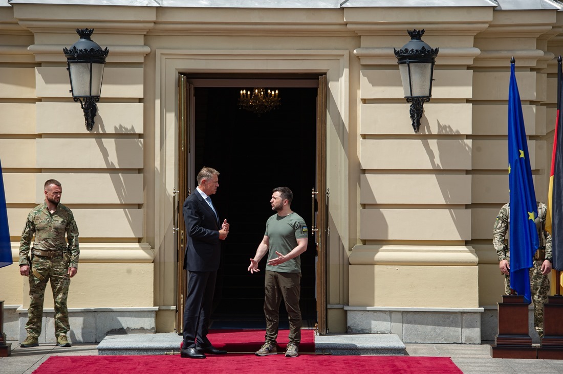 ゼレンスキー氏がルーマニアのヨハニス大統領と会話=16日、キーウ/Alexey Furman/Getty Images