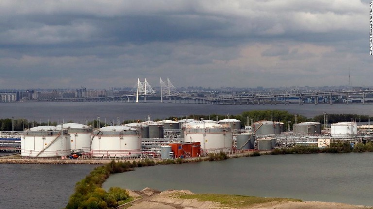 ロシア・サンクトペテルブルクにある石油企業の施設/Anatoly Maltsev/EPA-EFE/Shutterstock