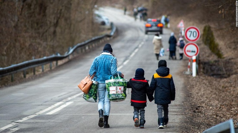 スロバキアとの国境を越えてウクライナから避難してきた女性と子ども２人＝２月２５日/Peter Lazar/AFP/Getty Images