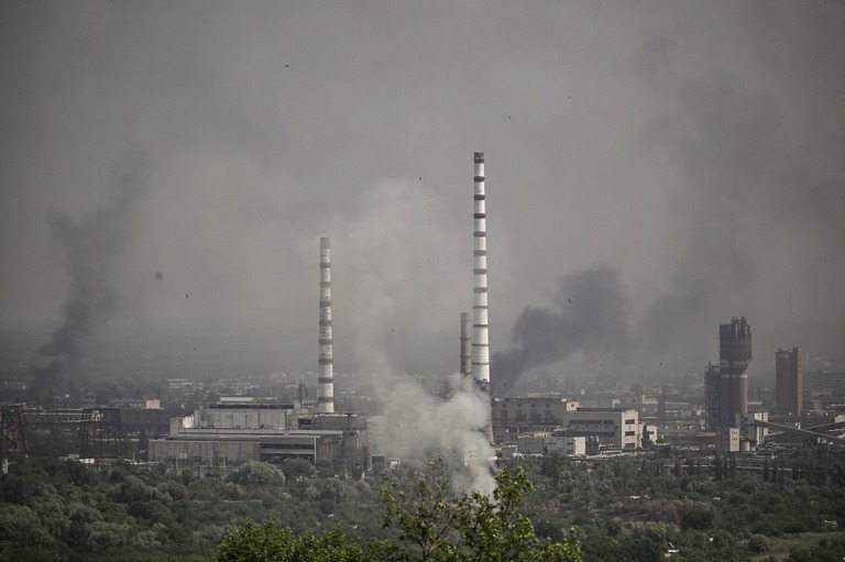 煙が立ち上るウクライナ・ルハンスク州セベロドネツクの町＝１４日/Aris Messinis/AFP/Getty Images