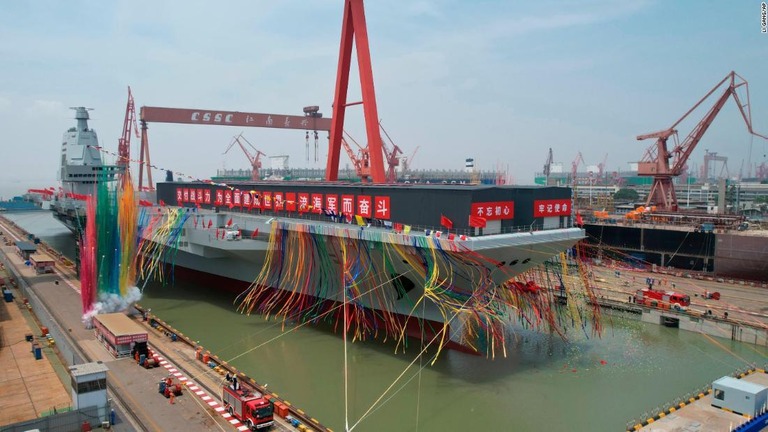 中国が３隻目の空母を上海の江南造船所で進水させた/Li Gang/AP