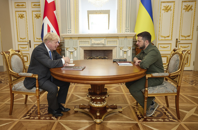 会談する英国のジョンソン首相（左）とウクライナのゼレンスキー大統領/Ukrainian Presidential Press Office/AP