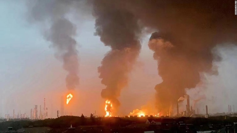 炎と煙が立ち上る上海の石油化学施設/Xinhua/Sipa USA