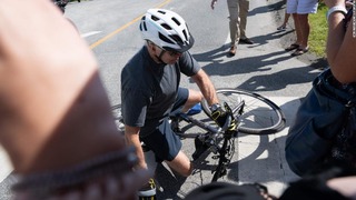 バイデン米大統領が自転車から降りる際に転倒する出来事があった