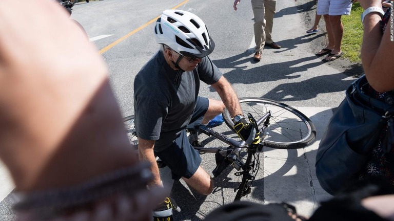バイデン米大統領が自転車から降りる際に転倒する出来事があった/Saul Loeb/AFP/Getty Images