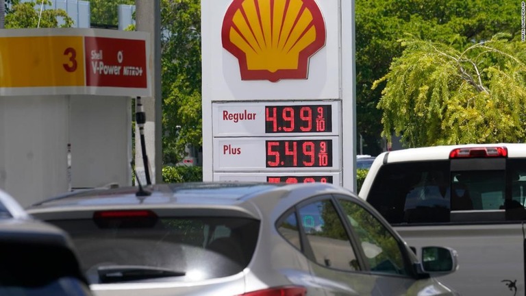 給油のためにガソリンスタンドに並ぶ車＝１７日、米フロリダ州マイアミ/Marta Lavandier/AP