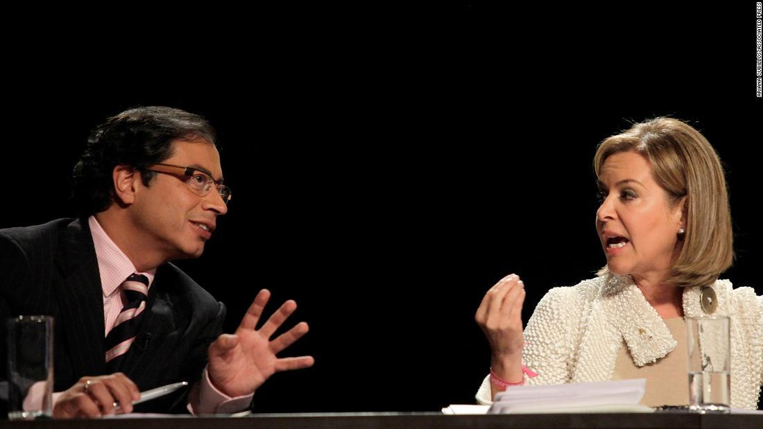 2010年5月にテレビでの大統領選討論会に参加するペトロ氏(左)。右は保守党のノエミ・サニン氏=ボゴタ/Ariana Cubillos/ASSOCIATED PRESS