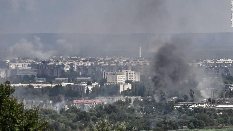 ロシア軍とウクライナ軍が衝突するセベロドネツクで黒煙や土煙が上がる＝１７日/Aris Messinis/AFP/Getty Images