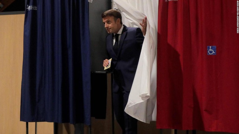 投票箱に向かうマクロン大統領＝１９日、フランス北部ルトゥケ/Michel Spingler/AFP via Getty Images
