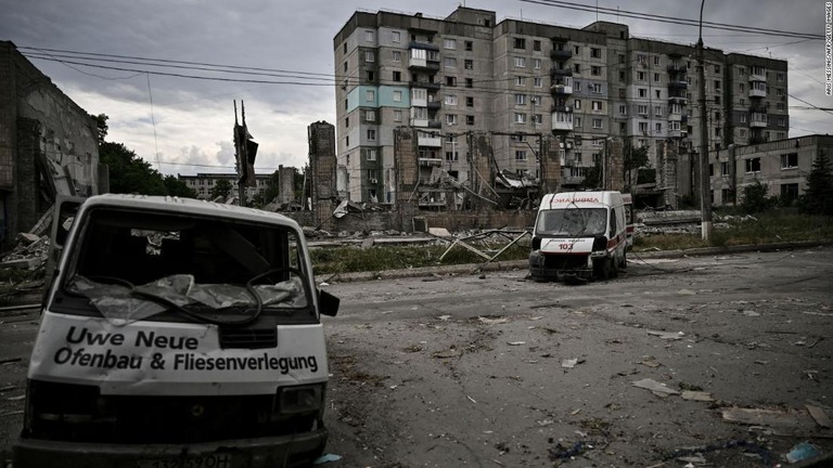 ルハンスク州リシチャンスクで破壊された車両＝１８日/Aris Messinis/AFP/Getty Images