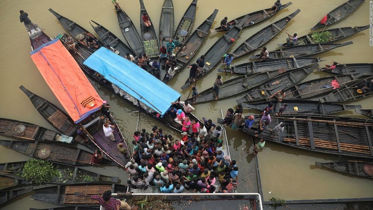 食料を受け取るバングラデシュの被災者/Maruf Rahman/AFP/Getty Images