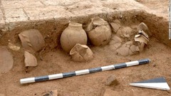 見つかった５個の陶器の中には、くさび形文字を刻んだ石板１００枚以上が入っていた