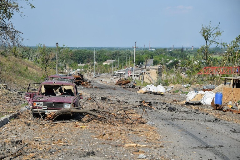 瓦礫や車の残骸が放置されたルハンスク州リシチャンシクの路上/Madeleine Kelly/SOPA Images/LightRocket/Getty Images