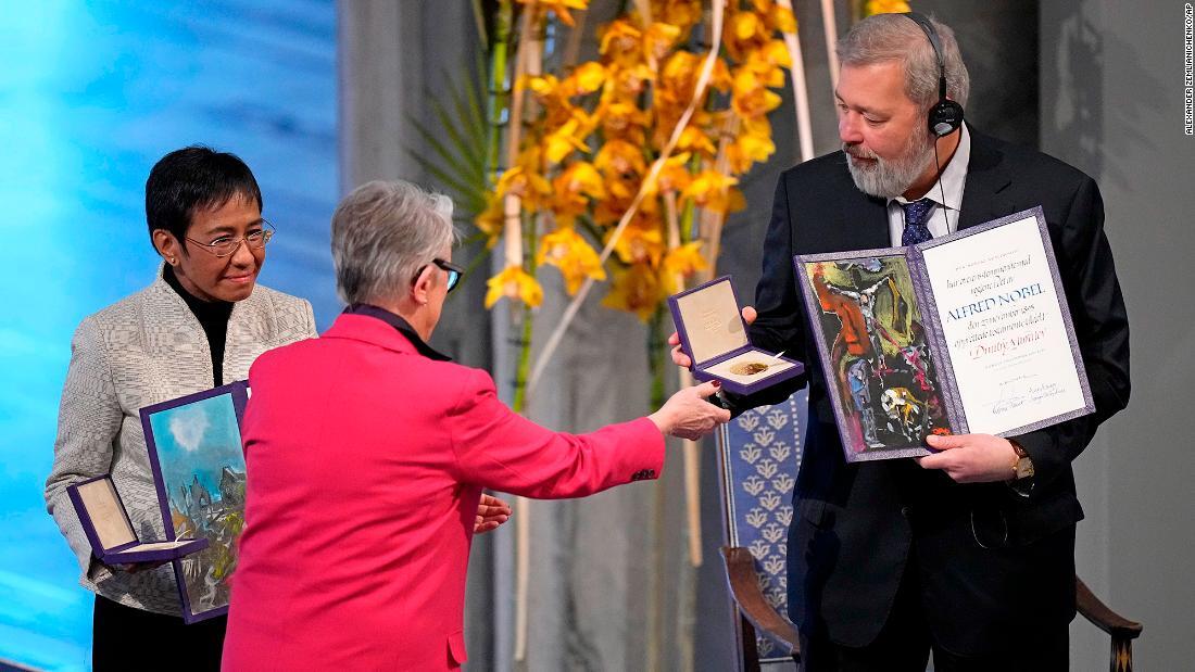 ノーベル平和賞授賞式でのドミトリー・ムラトフ氏（右）とフィリピンのマリア・レッサ氏（左）＝２０２１年１２月１０日、ノルウェー・オスロの市庁舎
