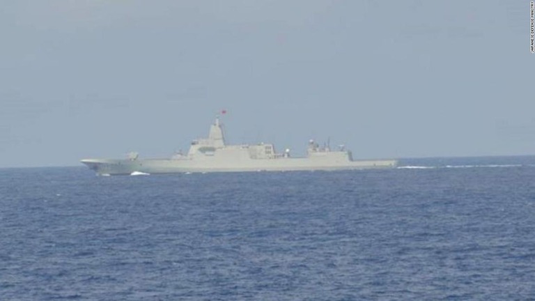 防衛省が公開した画像に写る中国海軍の駆逐艦/Japanese Defense Ministry