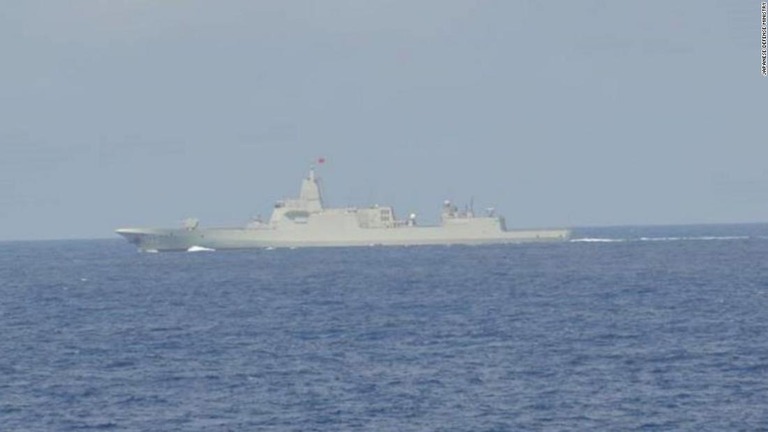 防衛省が公開した画像に写る中国海軍の駆逐艦/Japanese Defense Ministry