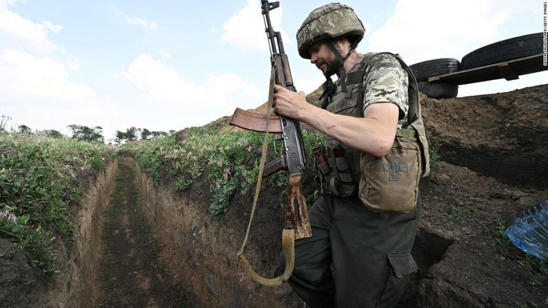 南部の都市近郊にある塹壕を歩くウクライナ軍の兵士/Genya Savilov/AFP/Getty Images