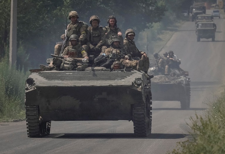 ドネツク州で歩兵戦闘車に乗り移動するウクライナ軍の兵士ら＝６月１４日撮影/Gleb Garanich/Reuters