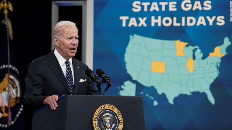 連邦ガソリン税の一時停止について発言するバイデン米大統領＝２２日、米ワシントンＤＣのホワイトハウス/Kevin Lamarque/Reuters