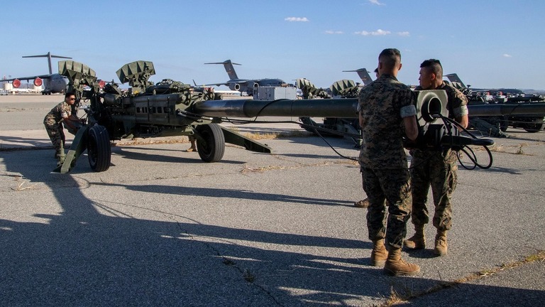Ｍ７７７榴弾砲の輸送の準備をする米海兵隊。空軍がＣ１７輸送機に積み込む＝５月１９日、カリフォルニア州マーチ空軍予備役基地/EyePress News/Reuters
