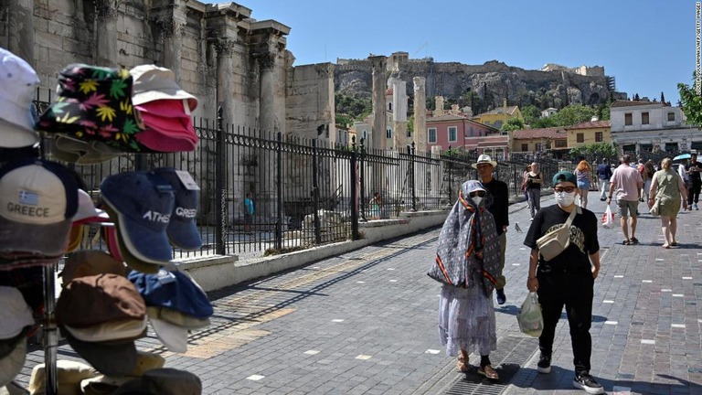 フェイスマスクを着用した人々＝1日、ギリシャ・アテネ
/Louisa Gouliamaki/AFP/Getty Images