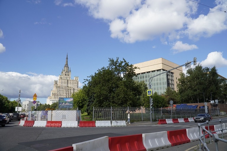 ロシアの米国大使館前＝２２日、ロシア・モスクワ/Evgenii Bugubaev/Anadolu Agency/Getty Images