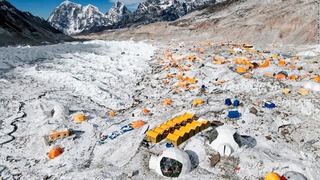 登山者らのテントが張られたエベレストのベースキャンプ