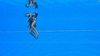 プールの底から救出されるアニタ・アルバレス選手