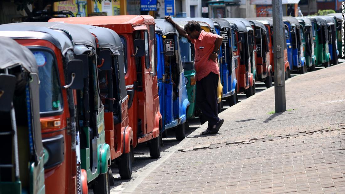 燃料を買うために並ぶトゥクトゥク（三輪タクシー）と運転手＝２０日、スリランカ・コロンボ/Tharaka Basnayaka/NurPhoto/Getty Images