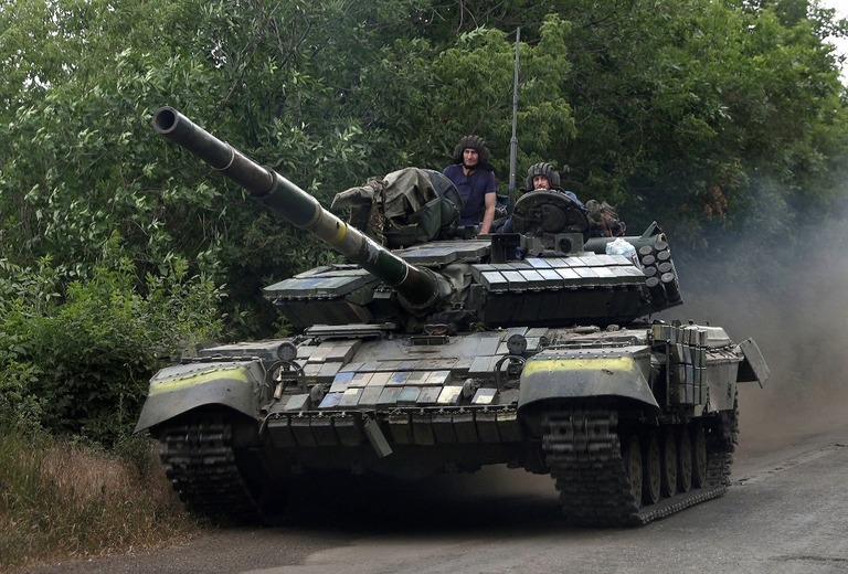 ウクライナ東部ルハンスク州の道路を戦車で移動するウクライナの兵士/Anatolii Stepanov/AFP/Getty Images