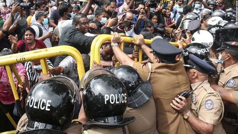 スリランカの経済危機に対し抗議する人々＝２２日、スリランカのウィクラマシンハ首相の私邸付近
/NurPhoto/Getty Images