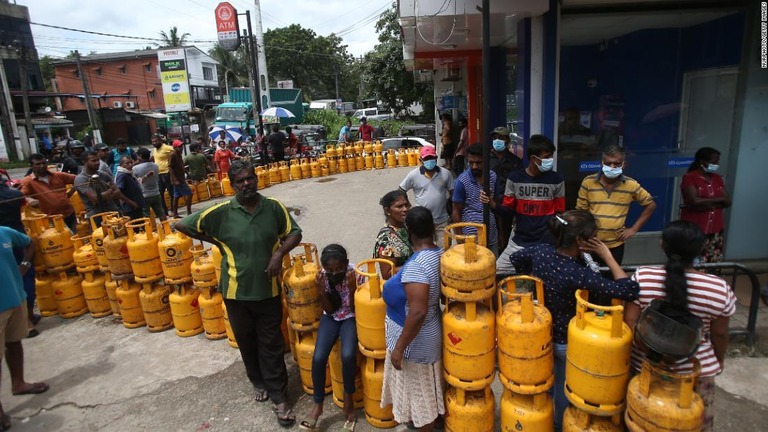 ガスの購入に並ぶ人々＝１８日、スリランカ・コロンボ近郊
/NurPhoto/Getty Images