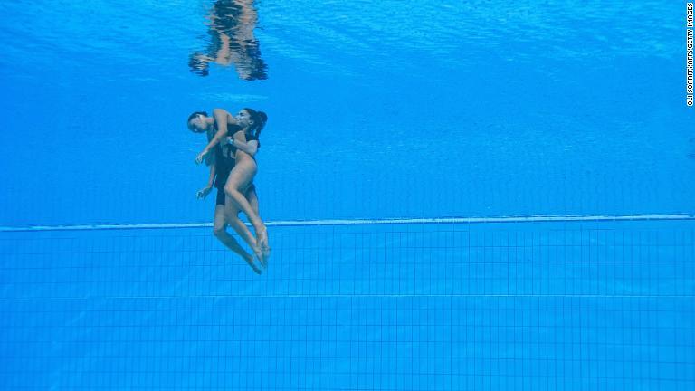 プールの底から救出される米国人のアーティスティックスイマー、アニタ・アルバレス選手/Oli Scarff/AFP/Getty Images