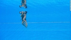 プールの底から救出される米国人のアーティスティックスイマー、アニタ・アルバレス選手