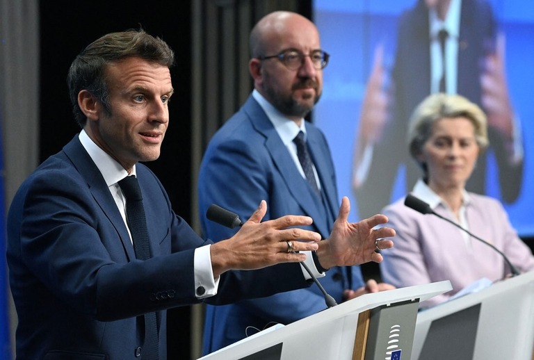 記者会見を行うフランスのマクロン大統領（左）、ＥＵ首脳会議のミシェル常任議長（中央）、欧州委員会のフォンデアライエン委員長（右奥）＝２３日、ベルギー・ブリュッセル/John Thys/AFP/Getty Images