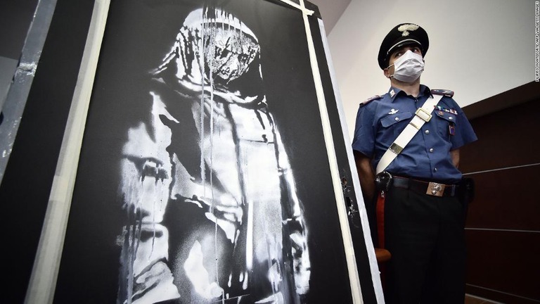 ２０１９年に盗まれた「悲しい少女」の作品＝１１日、イタリア・ラクイラ/FILIPPO MONTEFORTE/AFP via Getty Images