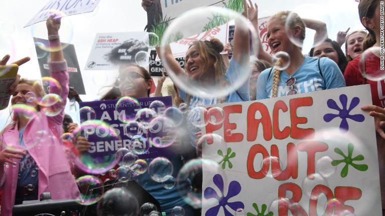 最高裁前で喜びに沸く反中絶の活動家/Olivier Douliery/AFP/Getty Images