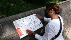 中絶の権利を訴えるポスターをつくる女性＝２４日、米首都ワシントン
