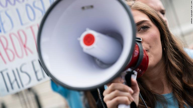 拡声器で反中絶のスローガンを叫ぶデモ参加者＝２４日/Sarah Silbiger for CNN