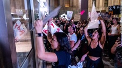 アリゾナ州上院のドアをたたく中絶の権利の活動家