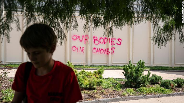 スプレーで壁に描かれた「私たちの体、私たちの選択」という文字＝２４日/Sarah Silbiger for CNN