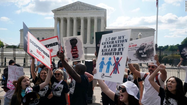 最高裁前で妊娠中絶に反対する人々＝２４日/Steve Helber/AP