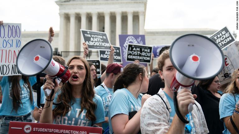 最高裁前で仲間の反中絶活動家とデモを行うノア・スレイターさん（右）＝２４日/Sarah Silbiger for CNN