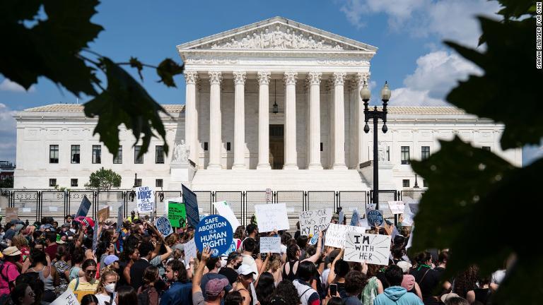 最高裁前でデモを行うために集まった中絶の権利の支持者＝２４日/Sarah Silbiger for CNN