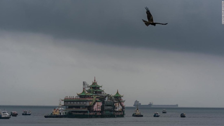 曳航中の先週末、西沙諸島付近で悪天候に見舞われて転覆したという/Anthony Kwan/Getty Images 