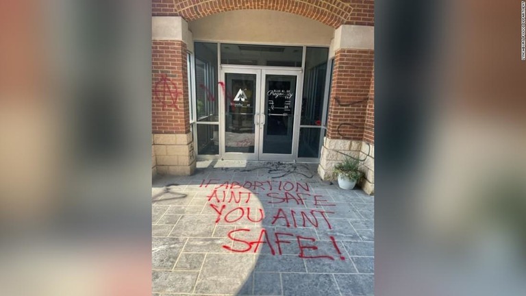 妊娠相談センターが落書きや窓を割られるなどの被害を受けた/Lynchburg Police Department