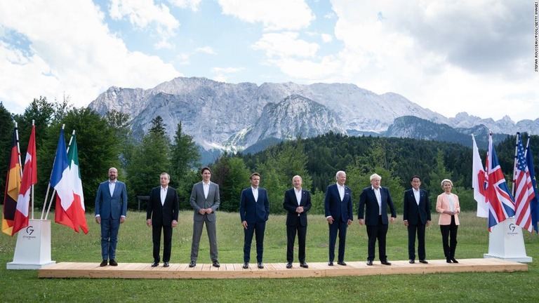 主要７カ国首脳会議（Ｇ７サミット）がドイツで開幕した。写真撮影のために並ぶ各国首脳＝２６日、ドイツ・エルマウ/Stefan Rousseau/Pool/Getty Images
