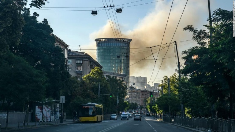 上空に煙の舞うシェフチェンキフスキー地区/Maxym Marusenko/NurPhoto/Getty Images